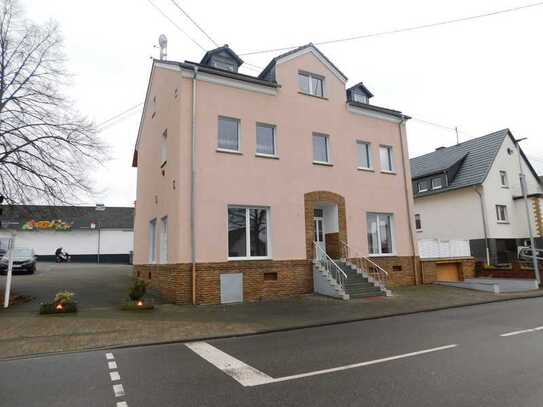 Sehr gepflegtes Ladengeschäft mit Terrasse und mehrere Parkplätze in Top Lage