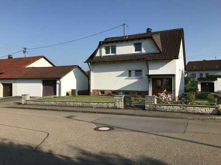 Ein- Zweifamilienhaus mit Garten und Garage in zentraler Lage