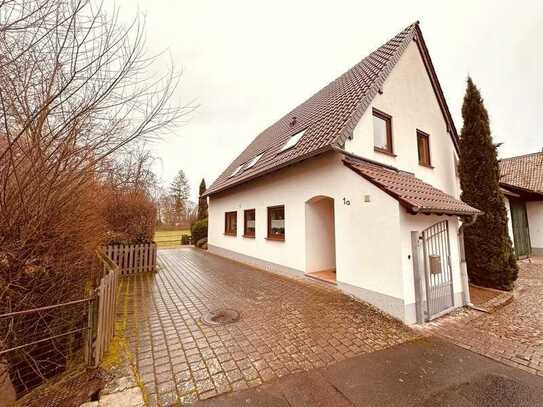 **Schöne 3-Zi.-Wohnung in idyllischer Lage (1.OG, ca.72m²) mit Balkon, Stellplatz - Ortsrandlage!**