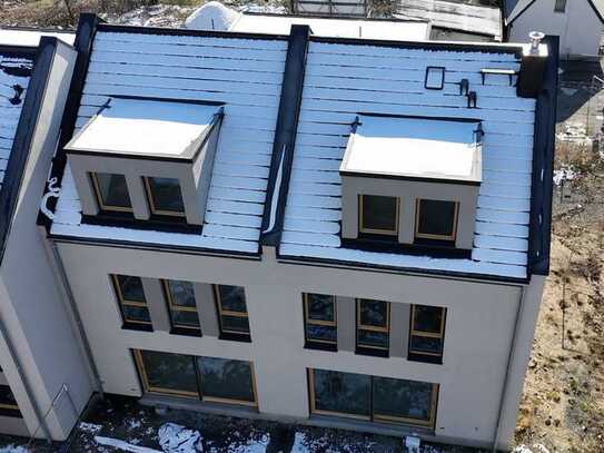 Modernes energieeffizientes Reihenendhaus am Hainer See Kahnsdorf mit Kamin & Carport zu verkaufen.