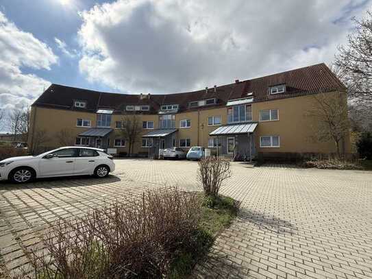 Große 3-Raum-Dachgeschosswohnung mit Tageslichtbad, überdachtem Balkon & Stellplatz!