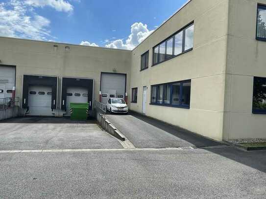 Attraktive Hallenflächen (746 m²) mit Büro (320 m²)- in Ratingen