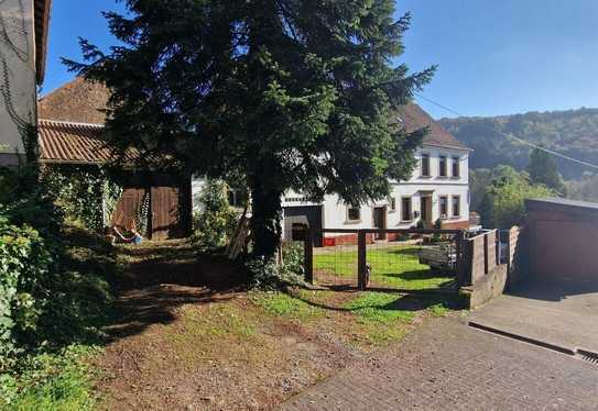 Ehemaliges Bauernhaus mit Scheune und Garage in ruhiger Seitenstraße