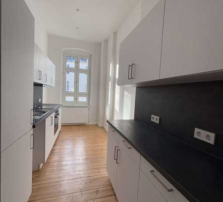 **Top sanierte 3 Zimmer Altbauwohnung mit EBK und Balkon am Schloss Charlottenburg**