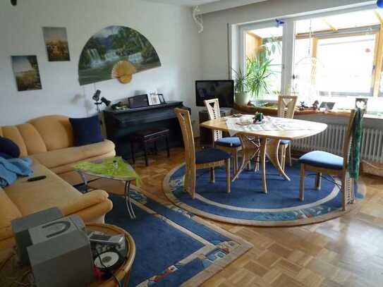 Helle, freundliche Wohnung im 1. Obergeschoss mit Balkon und Wintergarten zu vermieten