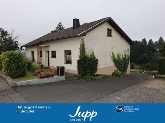 Gemütliches kleines Wohnhaus mit Balkon, Garten, Garage und phantastischer Aussicht, Hollerath