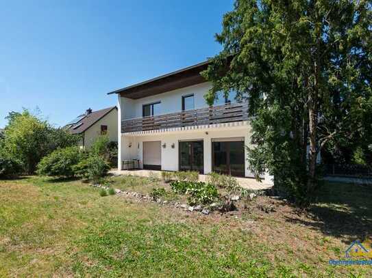 Ruhig gelegenes Ein-/Zweifamilienhaus mit idyllischem Garten und Garage