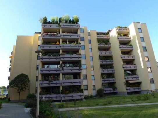 Direkt am Kobergerplatz - 4-Zimmerwohnung mit Balkon, Küchenzeile und TG-Platz mit Blick ins Grüne