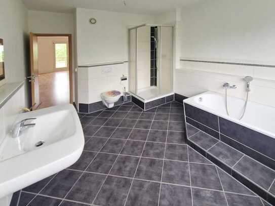 **JETZT EINZIEHEN**geräumige 2-Zimmer-Wohnung // Tageslichtbad mit Dusche+Wanne //Balkon
