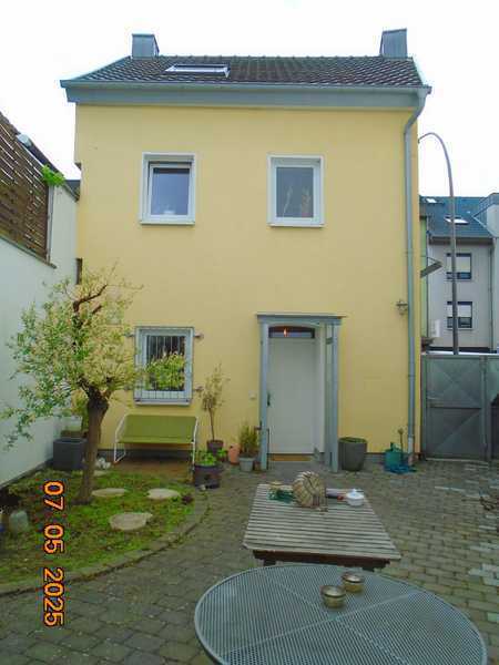 **Topsaniertes Haus mit sonnigem Innenhof**