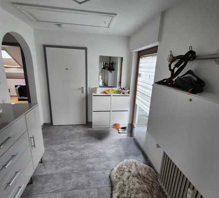 Schöne 2-Zimmer-Dachgeschosswohnung mit Einbauküche in Karlsruhe