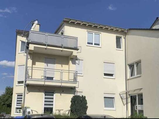 Modernisierte Wohnung mit zwei Zimmern sowie 2 Terrassen und EBK in Altenstadt