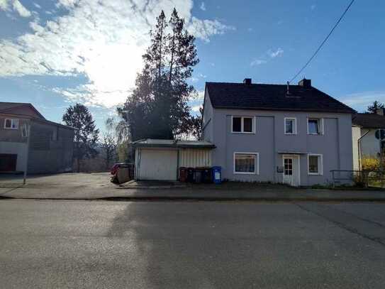 Freistehendes Zweifamilienhaus mit Terrasse und Garten in ruhiger Lage von Pracht nahe Hamm (Sieg)