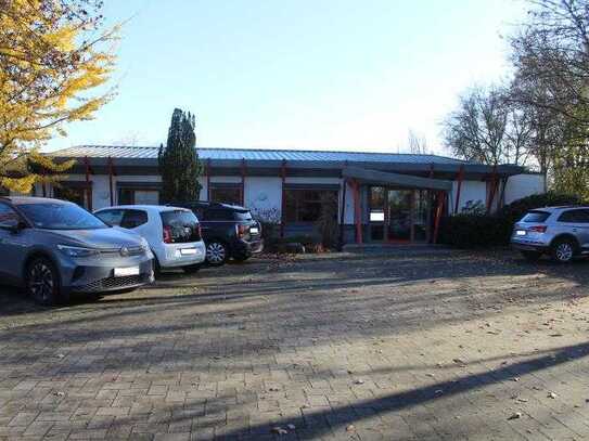 BÜROHAUS MIT PARKPLATZ IN RUHIGER, VERKEHRSGÜNSTIGER LAGE