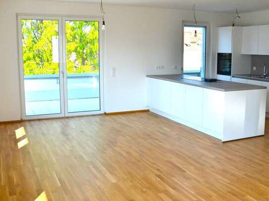 Neubau Erstbezug: 3 Zi Wohnung mit Parkett / Terrasse/ EBK/ Stellplatz uvm. im Herzen von Maintal