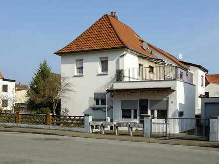 2-Familienhaus mit Einliegerwohnung und großem Balkon!