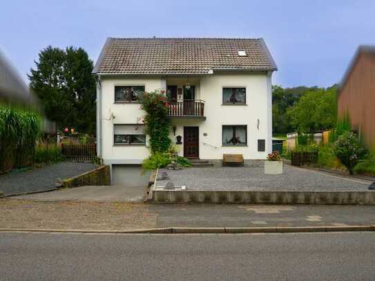 Zweifamilienhaus mit großem Grundstück und viel Potenzial in Übach-Palenberg