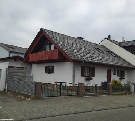 Möblierte Dachgeschosswohnung mit Balkon