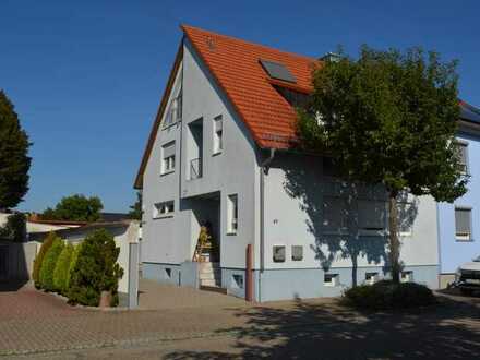 Großzügiges Einfamilienhaus (teilweise freistehend) mit Terrasse und Garage