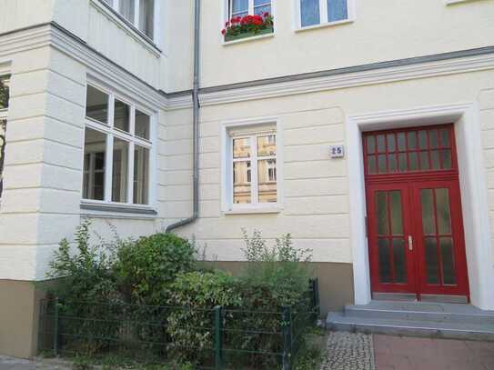 Friedrichshain: Eleganter Altbau mit grünem innenhof und zentraler Lage