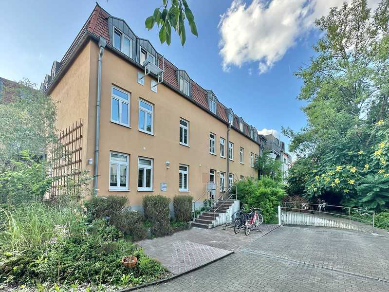 Wohnung in gepflegtem Hinterhaus mit Tiefgaragenstellplatz