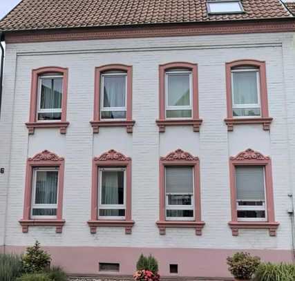 Schöne und modernisierte 3-Raum-Wohnung mit Einbauküche in Bruchsal