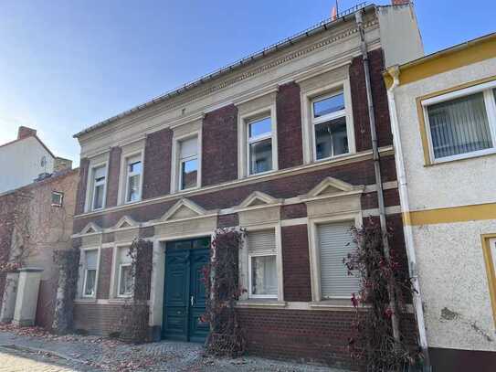 Drei-Parteien-Stadtpalais mit Nebengebäude und Garten