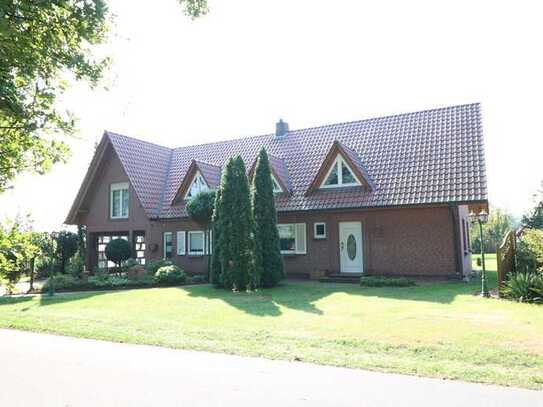 Im Außenbereich gelegenes Wohnhaus mit Carport und Garage sowie großem Garten