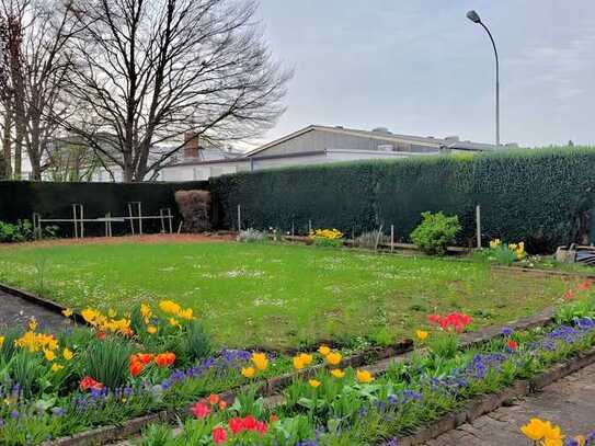 Endlich mal Garten für die Kinder! Wohnhaus mit 2 WE, Garagen, viele Wohnideen sind hier möglich!!