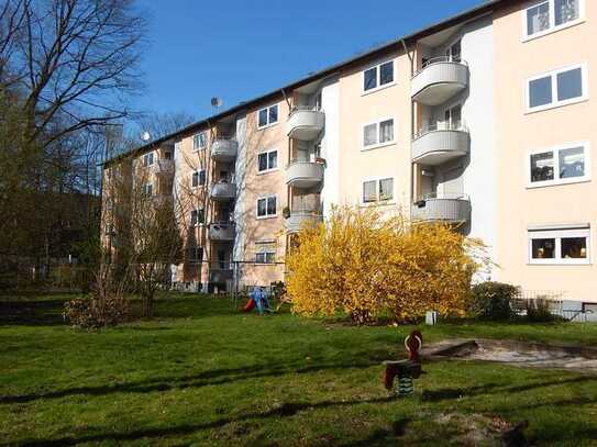 Bezugsfertige 3,5-Zimmerwohnung mit Einbauküche und Balkon.