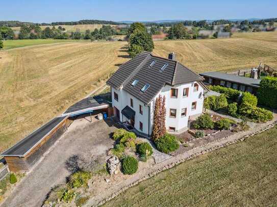 Schönes Zweifamilienhaus mit Pool, Garage, Carport und großem Grundstück in Lengenfeld