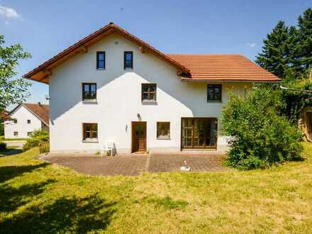 Charmantes Bauernhaus - ein Sacherl mit Nebengebäuden - im südlichen, bayerischen Wald in der Gemein