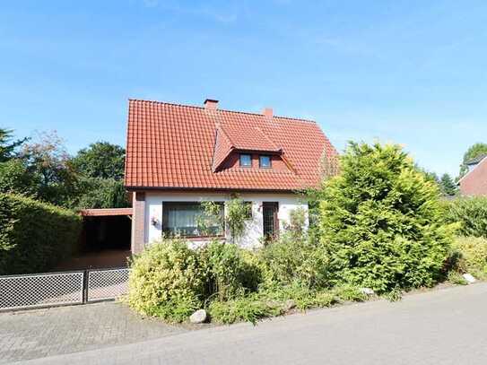 Teilmodernisiertes, älteres Wohnhaus mit Carport, Keller, Terrasse und Garten