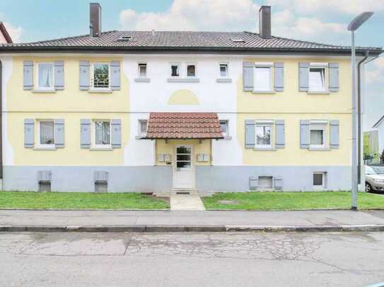 Renovierungsbedürftig: Schöne 2-Zimmer-Wohnung mit großem Balkon und TG-Stellplatz