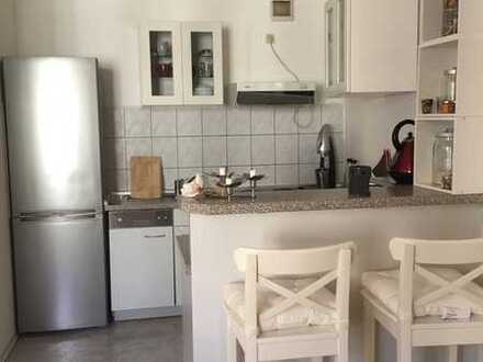 Junge Paare oder Singles aufgepasst! Modern geschnittene 2-R-Wohnung inkl. EBK im sanierten Altbau!
