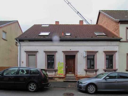 Jetzt zugreifen: Renovierungsbedürftiges Reiheneckhaus mit Garten und viel Platz in zentraler Lage