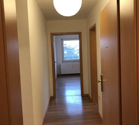 Renovierte Dachgeschosswohnung mit drei Zimmern, KDB, und EBK in Bottrop