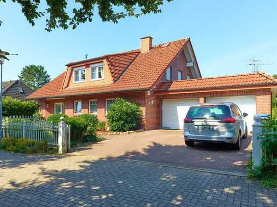 Einfamilienhaus mit großer Garage auf schönem Grundstück in Feldrandlage