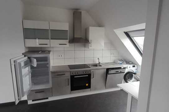 Moderne helle teilmöbilierte 1-Raum-Dachgeschosswohnung mit offener Küche