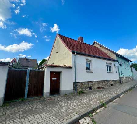 Raum für Ihre Ideen - Renovierungsbedürftiges Einfamilienhaus in Lieskau zu verkaufen!