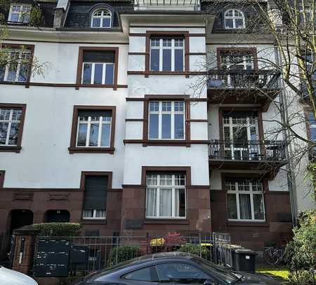 DIPLOMATENVIERTEL: Großzügige Stilaltbau Maisonette - sofort frei !