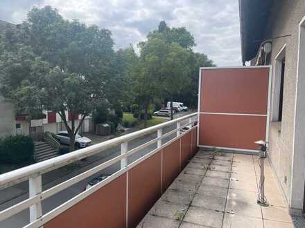 Endlich eine Ruhige mit großem Balkon... bequem im 1. OG