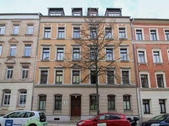 Für Anleger: Langfristig vermietete 2-Raum-Wohnung über den Dächern von Kaßberg mit Balkon