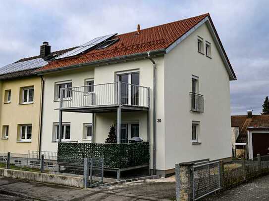 Wunderschöne 3 Zimmerwohnung mit separater Küche und Balkon als Erstbezug nach Kernsanierung.