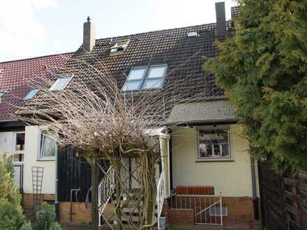 * Burgdorf/Weststadt - Reihenhaus in guter Wohnlage * - RMH mit Vollkeller u. Carportstellplatz