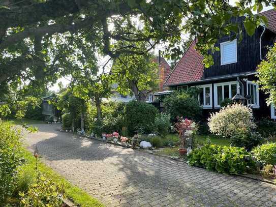 Einfamilienhaus mit großem Grundstück und Nebengelass, am Ortsrand und in Waldrandnähe