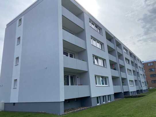 Erstbezug nach Sanierung mit Balkon: Stilvolle 2-Raum-Wohnung mit geh. Innenausstattung in Wedemark