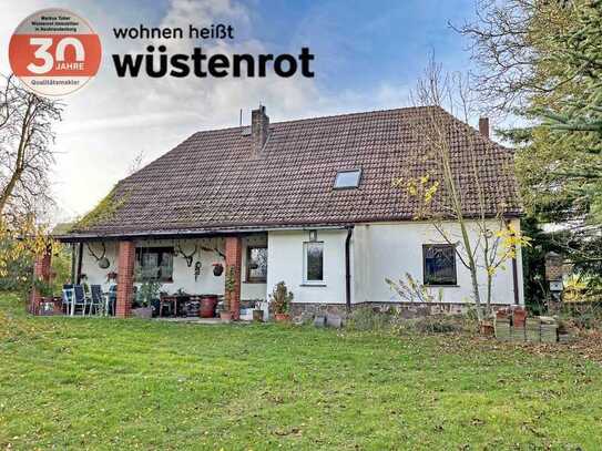 URIGES SIEDLUNGSHAUS MIT SCHEUNE + GROSSEM GRUNDSTÜCK: MIT KAMIN + KOCHHEXE + ÜBERDACHTER TERRASSE