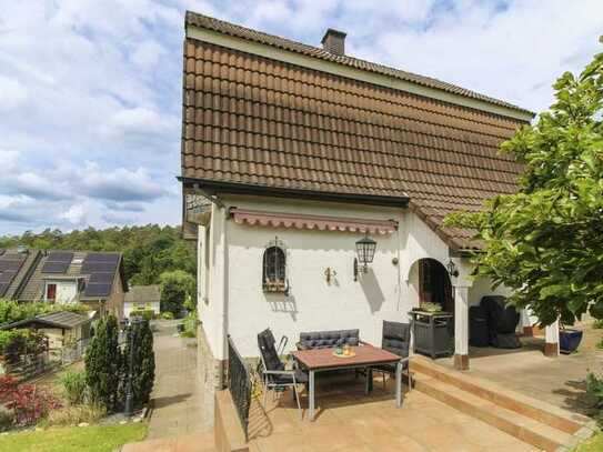 Historisches Anwesen in Traumlage: Charmantes Einfamilienhaus mit Gästehaus und Panoramablick