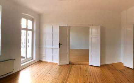 Sonnige, schöne 4-Z.-Stuckwohnung. Altbau. Sonnenbalkon. Nahe Schlosspark. Wird nochmal